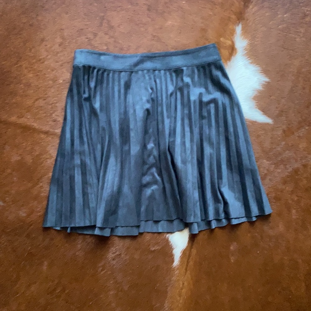 VINEYARD VINES PLEATED SUEDE SKIRT